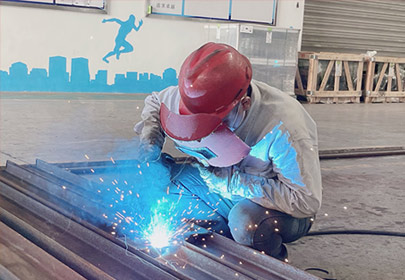 加班加點趕生產(chǎn)，凝心聚力保任務(wù)